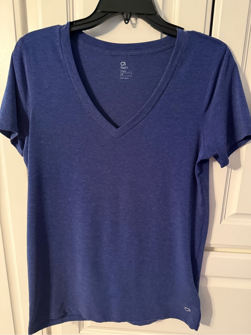 GAPFIT Women's V-Neck Tee in purple/Blue size medium